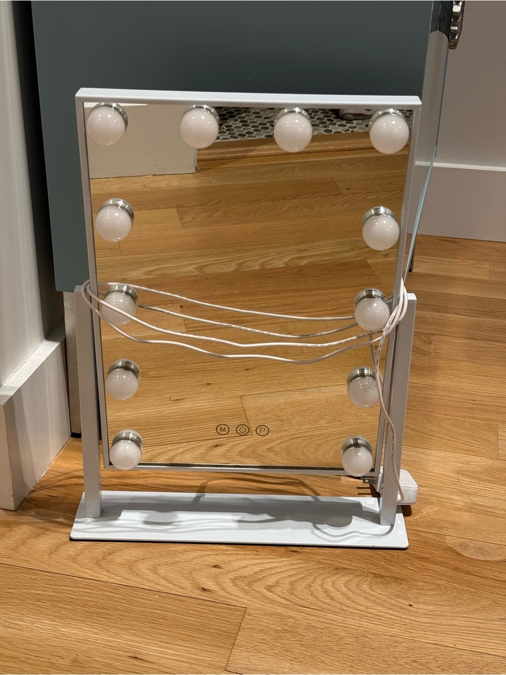 White Lighted Vanity Mirror with Hollywood Bulbs